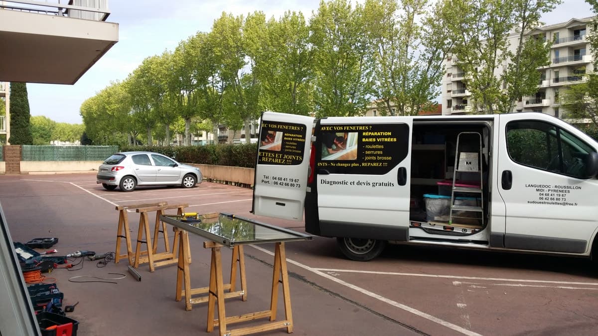 CHANGER JOINT FENETRE BOIS. SOS FENETRE change les joints qui coulent,  Narbonne Toulouse Avignon